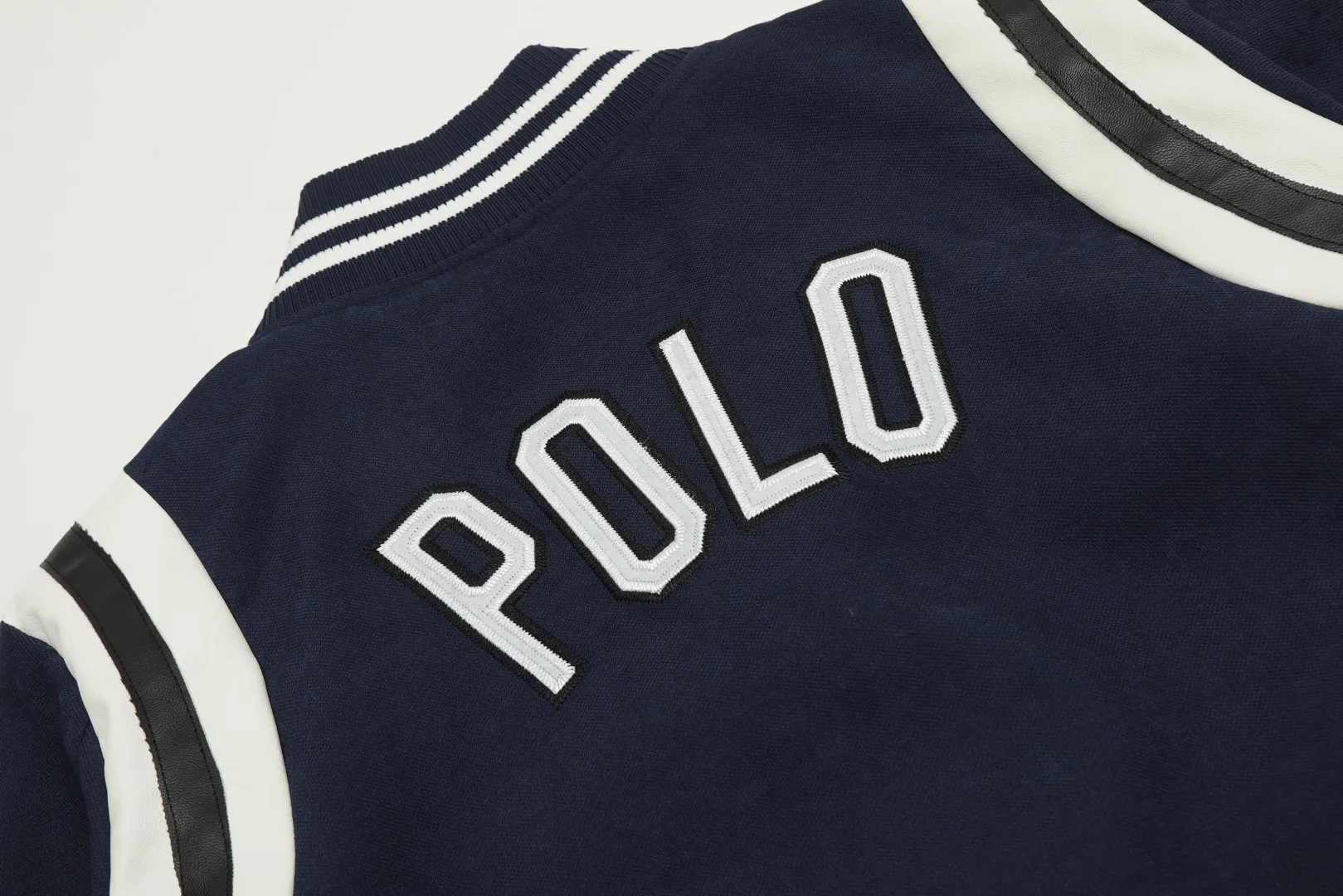 P300 Top quality" Style number: 8087# [Ralph Lauren American retro pony embroidery splicing baseball uniform] ✅Ralph Lauren classic basic wool splicing leather star's same baseball jacket ✅YB mold opening piqué twill 60 wool fabric Differentiated from the market polyester wool substandard ✅shoulder splicing soft lambskin custom laser embossed RL original four-button four-strand thickened custom thread ✅This style is on the short side and the upper body is very flattering. Versatile style YYDS~ ✅The upper body is simple and easy to match. A must-have for goddess ootd. Good-looking clothes are never picky. A must-have in the goddess’ wardrobe. Size: S-XL Color: Navy Blue